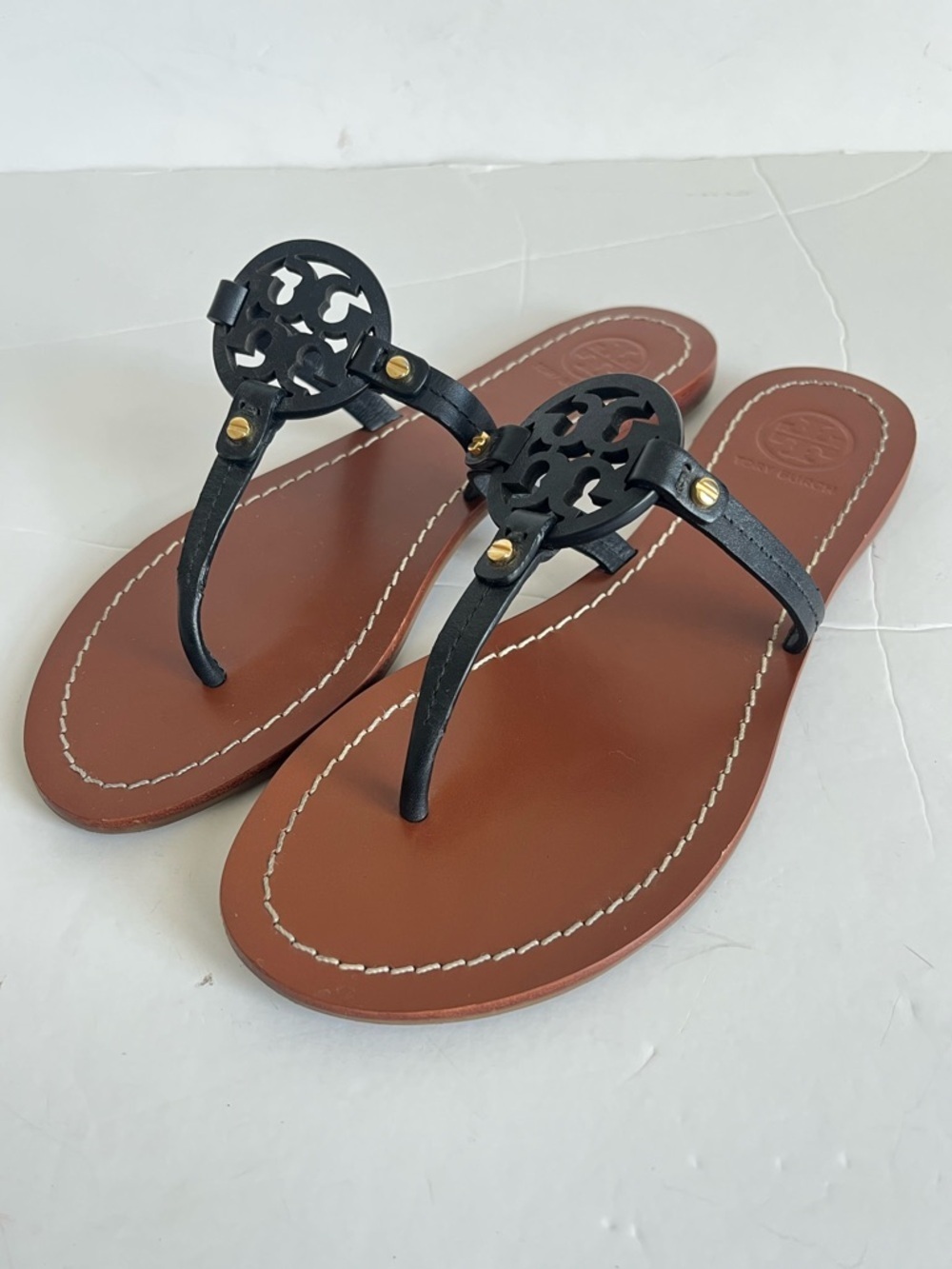 Tory Burch slip on Gabriel flat thong black leather logo signature size 5.5M